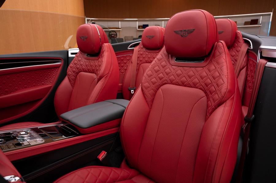 Интерьер Bentley Continental GT Convertible W12 2020 года  (UAE) (фото 5 из 10)
